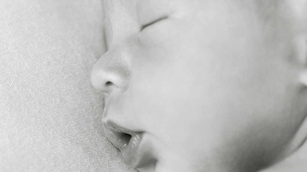 Primer plano de la boca de un recién nacido.