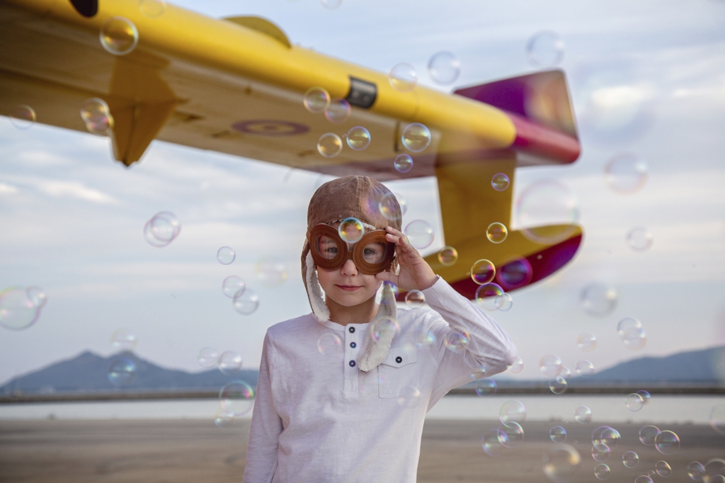 Retrato de un niño disfrazado de aviador.
