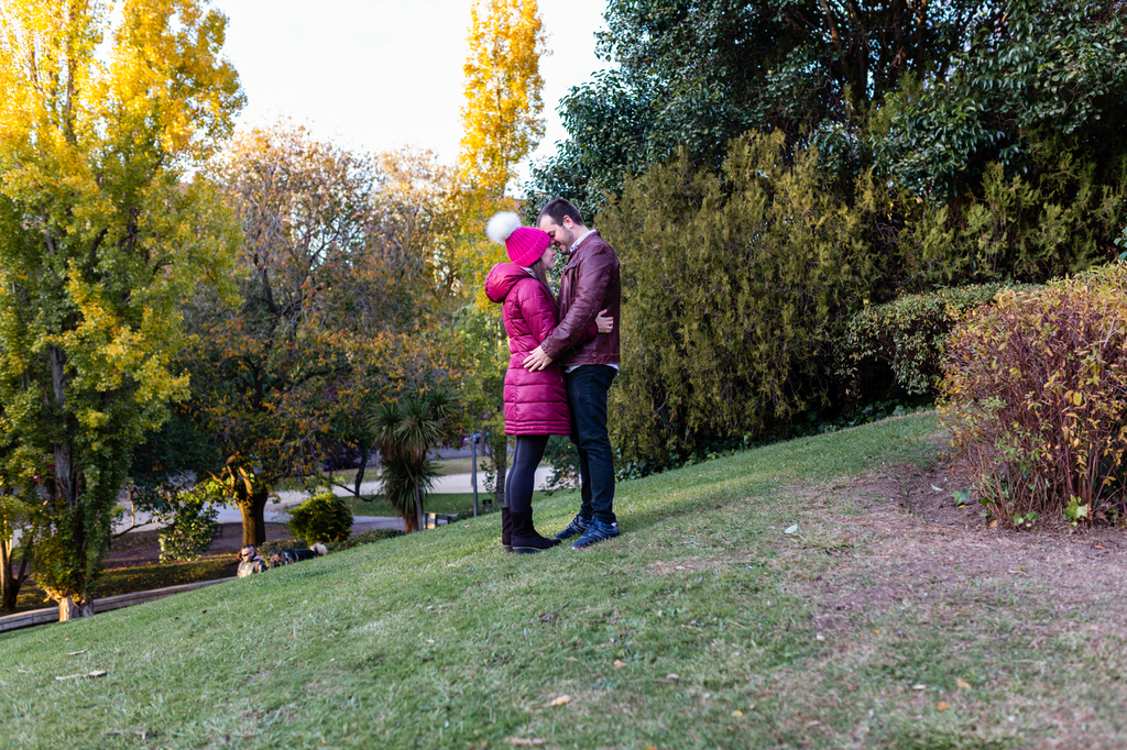 Pareja abrazada en un parque de Madrid.